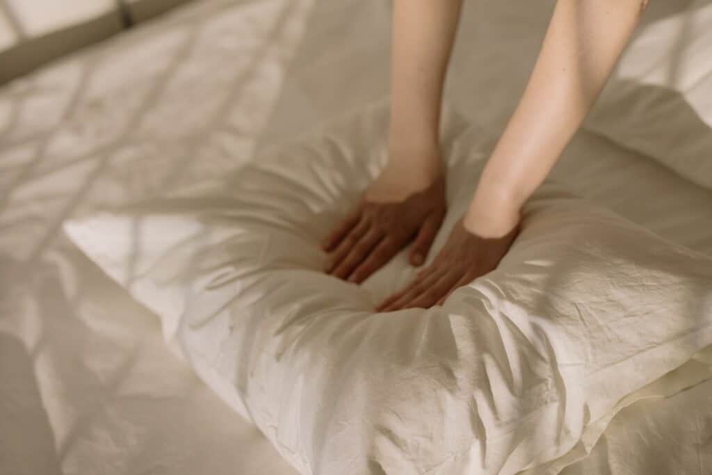 Almohada dura o blanda? Elige la almohada ideal según tu postura al dormir
